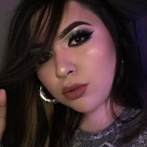 Meet your Posher, Mercedes - Picture 3 of 3